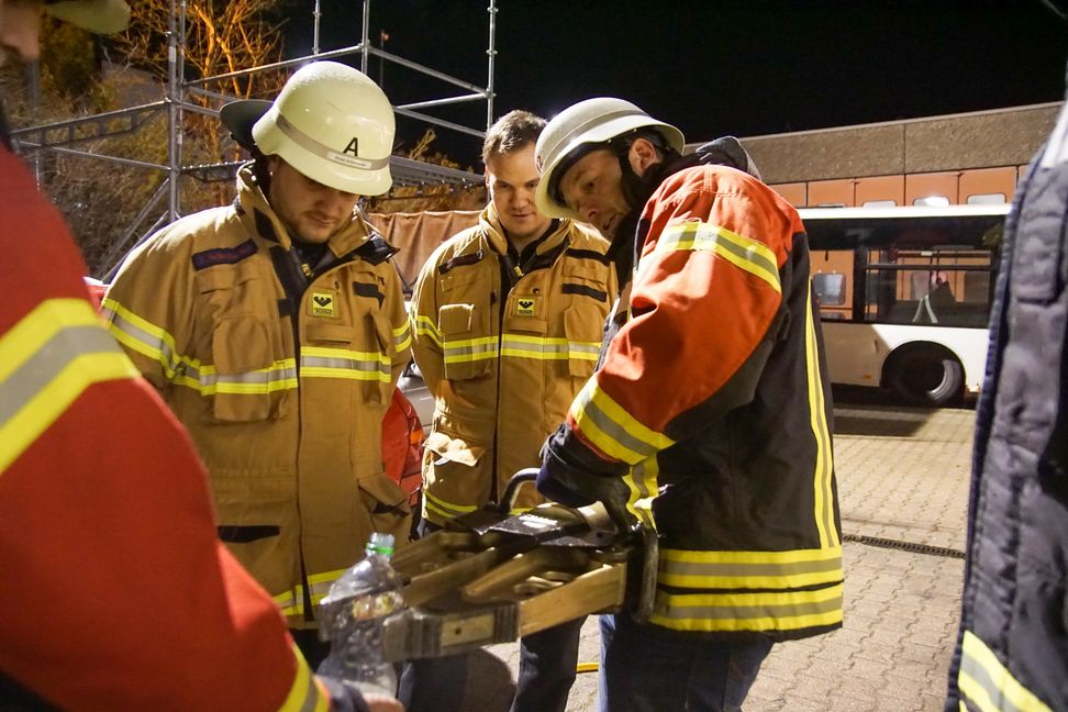 Jürgen Wegner bei der Feinarbeit mit dem Spreizer. Links der Feuerwehrmann Jonas Schumacher, dahinter Pressesprecher Tobias Wankmüller.Bild: SDMG/Dettenmeyer