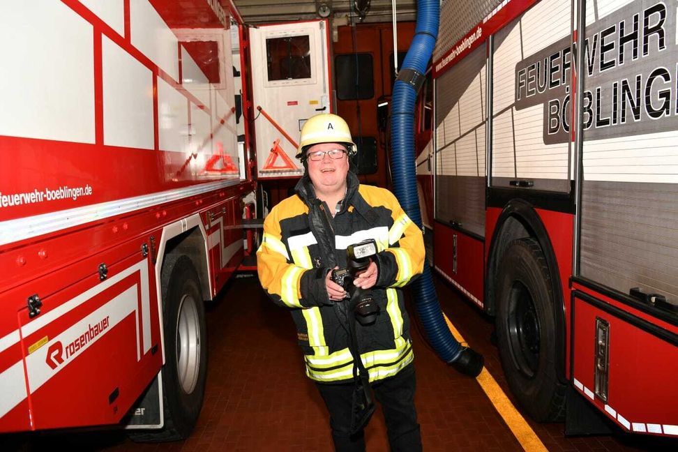 Blaulicht-Fotograf Frank Dettenmeyer mit Kamera– und ausnahmsweise mit Helm.Bild: Schmidt