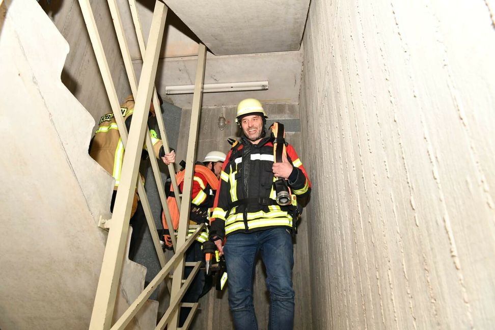 Dirk Hamann sieht beim Treppensteigen locker aus, doch der Schein trügt. Tatsächlich freut er sich nur darüber, dass das Ziel jetzt nah ist.Bild: Schmidt
