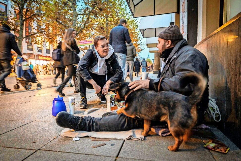 Hilfe von „Warm durch die Nacht“ für einen obdachlosen Mann