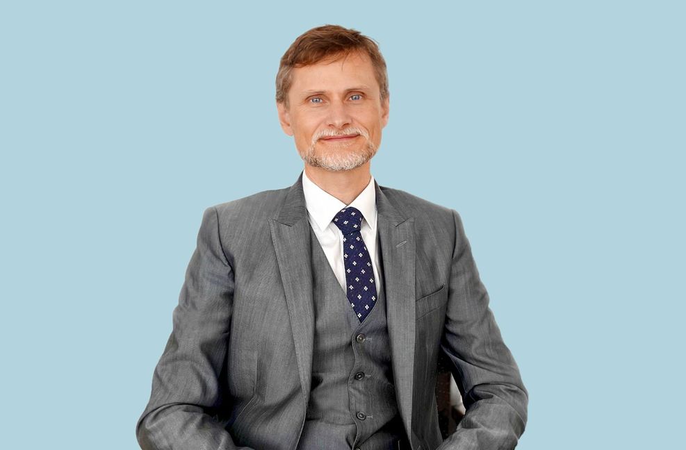Reinhold Groß  nimmt auf dem  Chefsessel bei Heller Platz.
 Foto: Heller