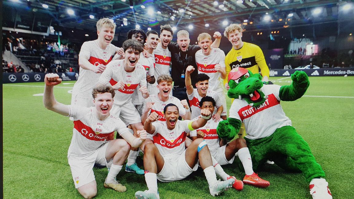 Der VfB Stuttgart schnappt sich den Pott.    Bild: Photostampe