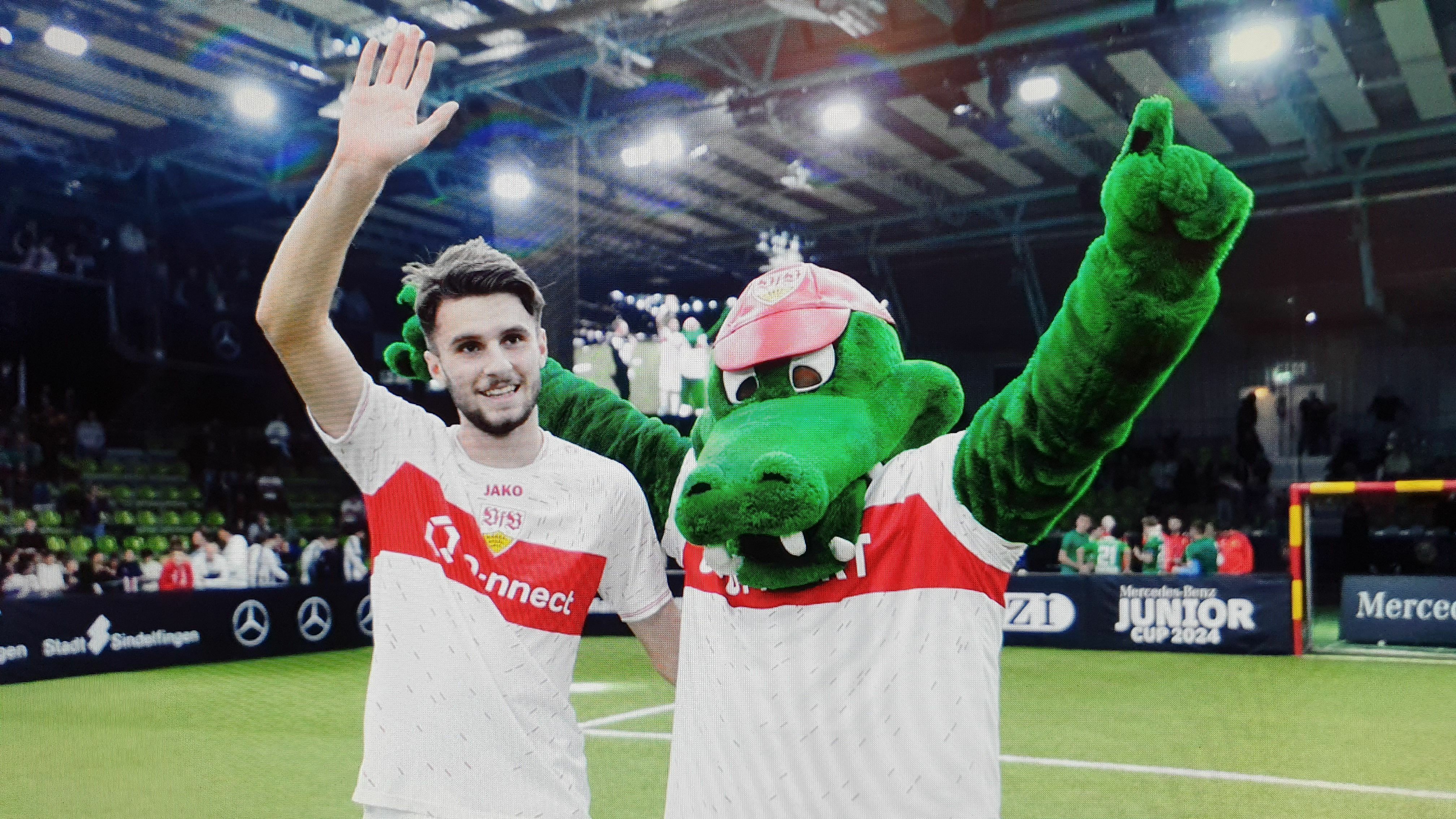 Der Sindelfinger Eliot Bujupi mit Maskottchen Fritzle.     Bild: Photostampe