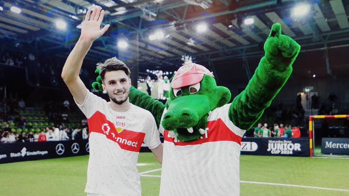 Der Sindelfinger Eliot Bujupi mit Maskottchen Fritzle. Bild: Photostampe