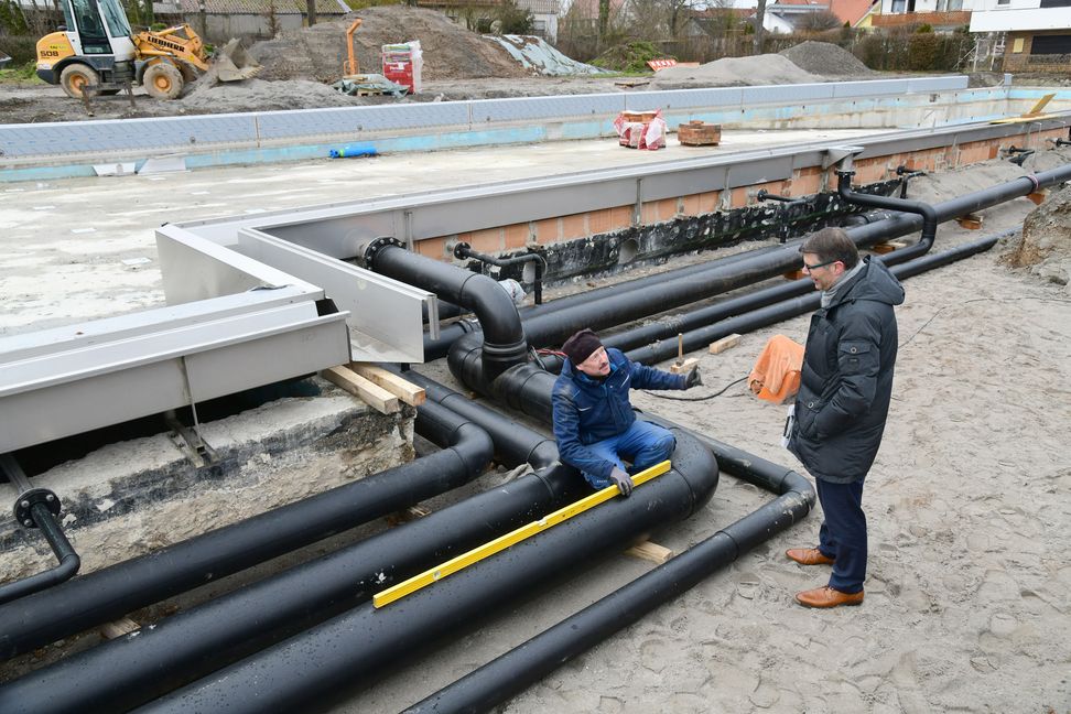 Hildrizhausen Sanierungsarbeiten Freibad / Bürgermeister Matthias Schöck (rechts) auf Baustellenbesuch / Foto: Holom