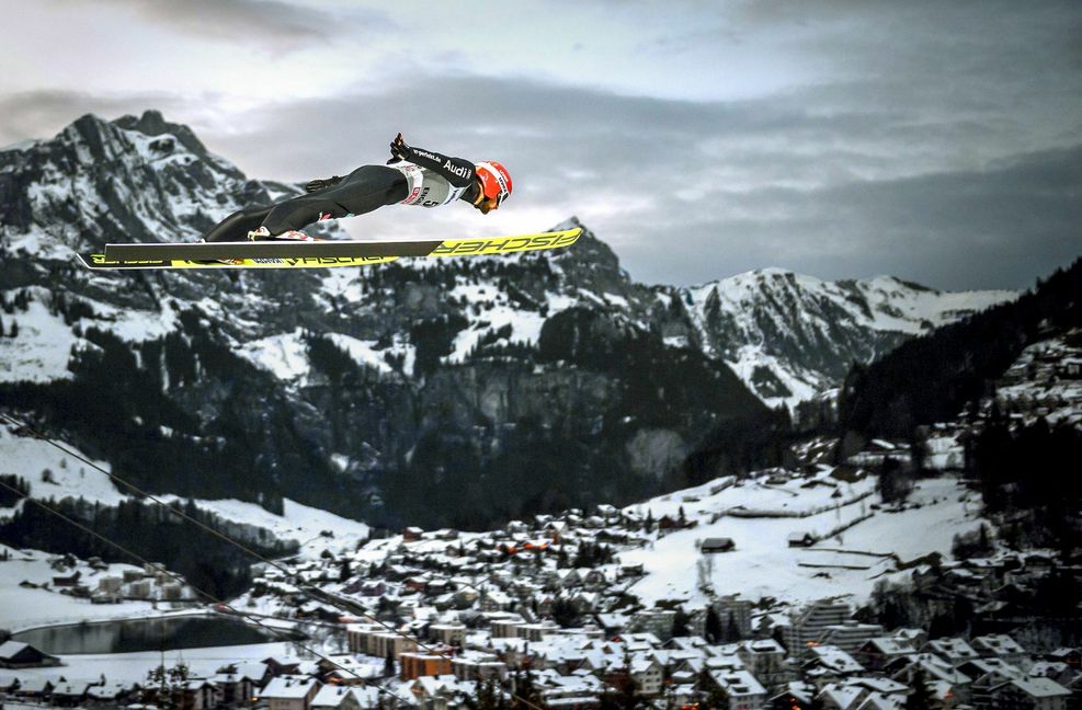 Markus Eisenbichler (hier im Anflug auf Engelberg) ist das heißeste Eisen, das der Deutsche Skiverband bei der Vierschanzentournee im Feuer hat.