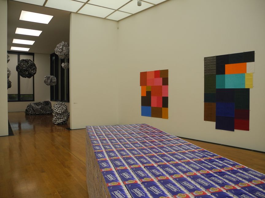 „Made of Paper“ mit vorne Installation von Thomas Rentmeister, hinten Bildkörper von Esther Stocker und zwei Buntstiftarbeiten von Christiane Reiter an der Wand.    Bild: Volkmann