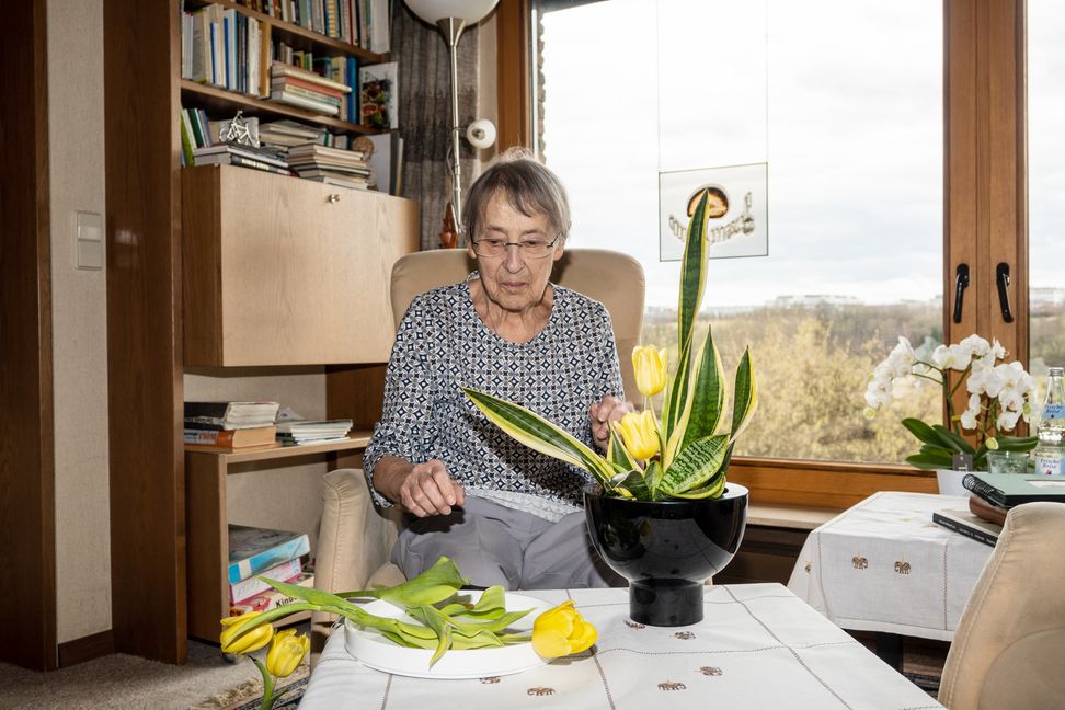 Seit 20 Jahren ziert den Altar der Holzgerlinger Mauritiuskirche ein Ikebana-Gesteck von Hella Stauß. Vor kurzem ist sie 90 Jahre alt geworden.   Bild: Nüßle