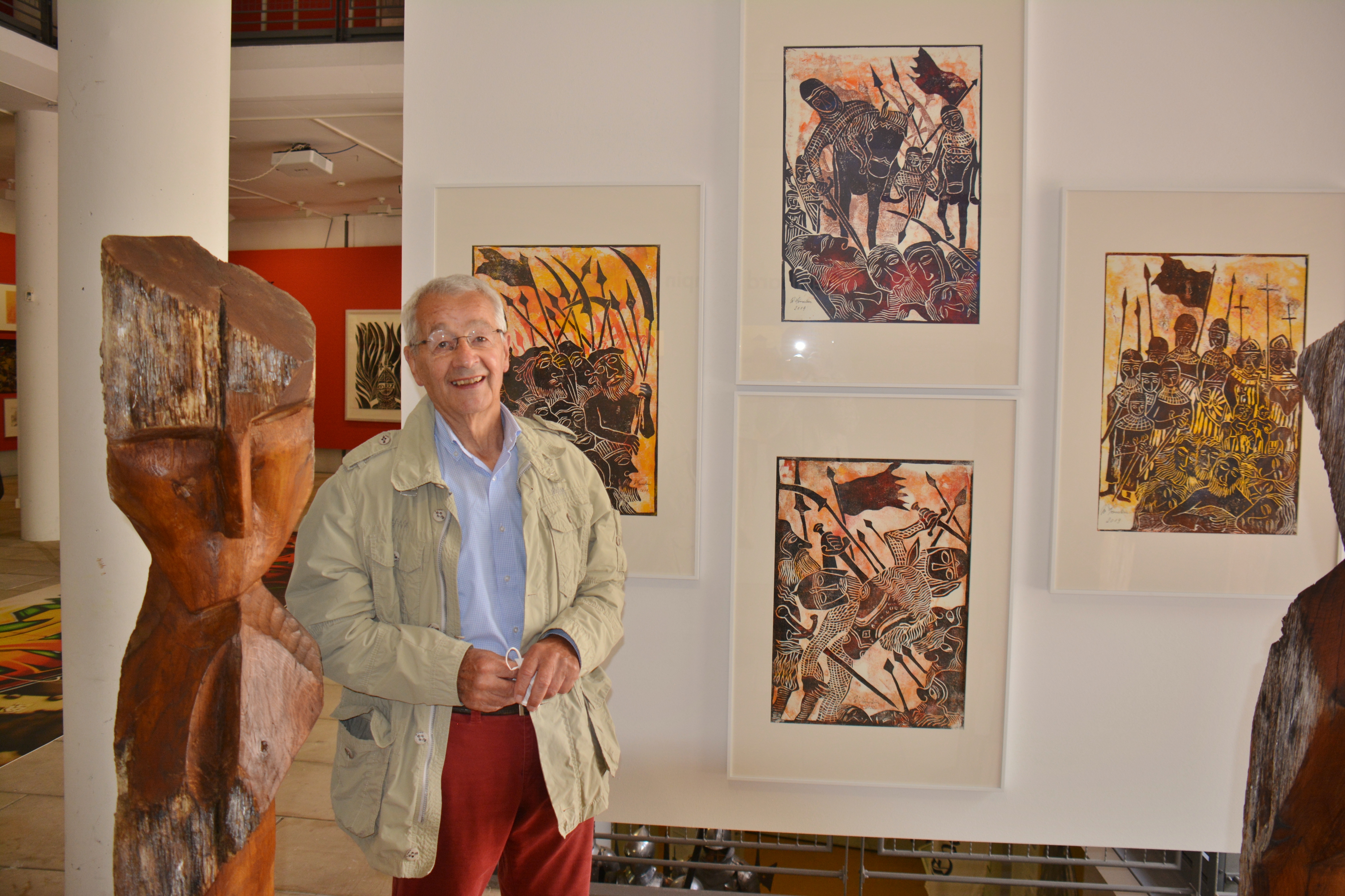 Unser Bild zeigt den Künstler Walter Hörnstein in der Ausstellung „5 vor!“       Bild: z