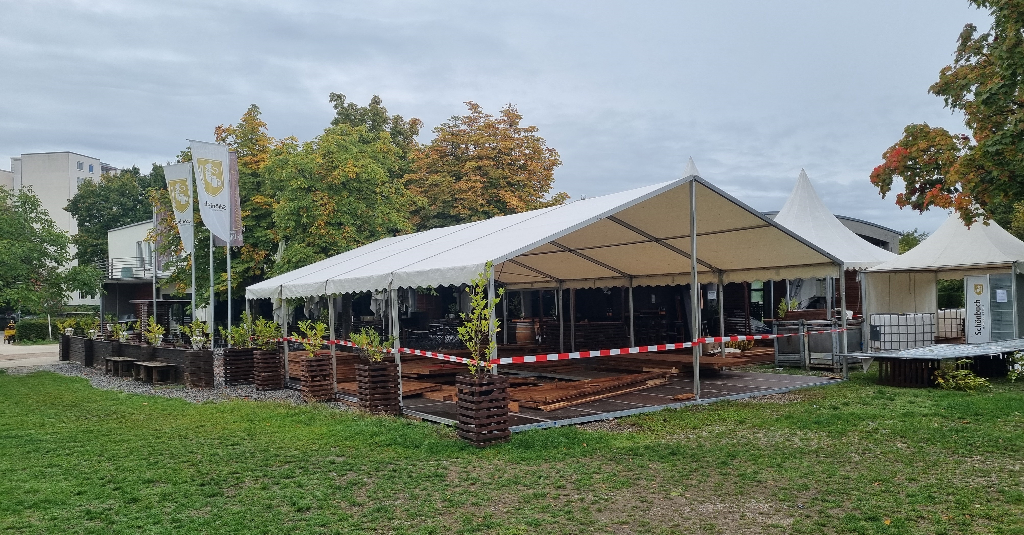 Das Schönbuch-Stadl am Bootshaus startet demnächst in eine neue Saison: Die Erlebnis-Gastronomie ist ab dem 14. Oktober wieder geöffnet. Bild: Hamann
