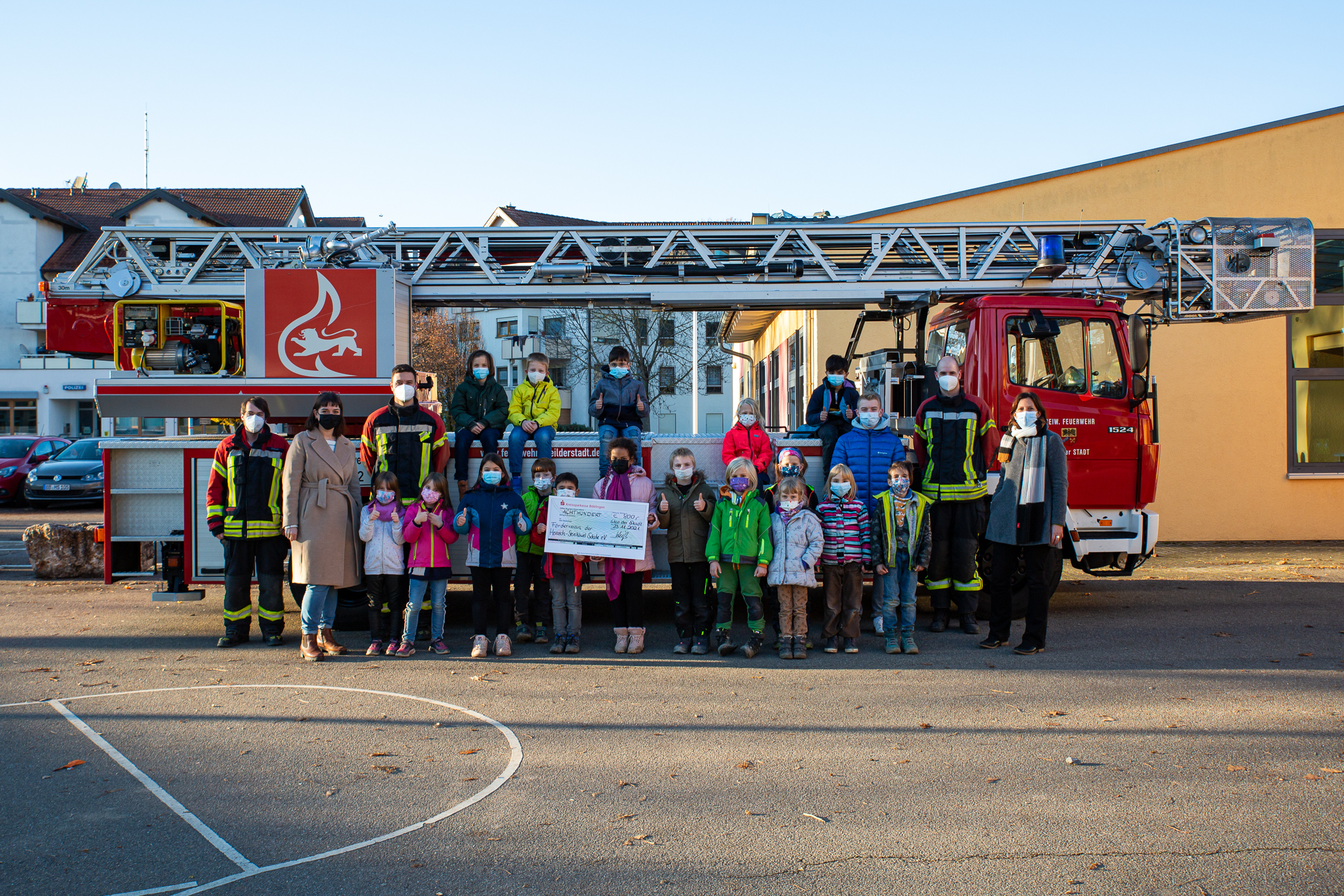 Die Jugendfeuerwehr Weil der Stadt spendet jedes Jahr einen Teil des Erlöses der Christbaumsammlung für gemeinnützige Zwecke. Dieses Jahr konnte der Mensafonds des Fördervereins der Heinrich-Steinhöwel-Schule mit 800 Euro unterstützt werden.   Bild: z