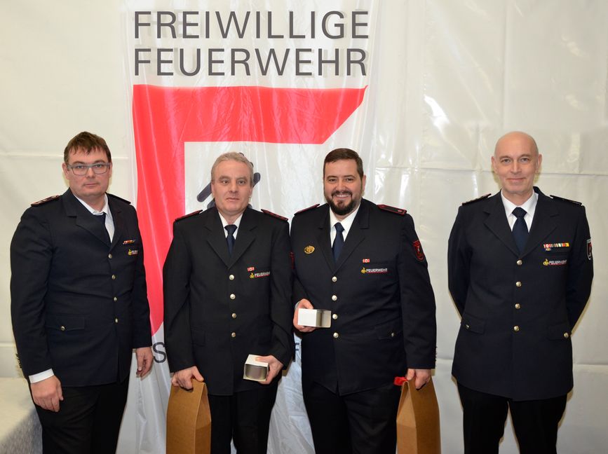 Auf unserem Foto (von links): Der stellvertretende Abteilungskommandant Sascha Zagola, Marcus Charton, Karlheinz Kemmler und Abteilungskommandant Sascha Luft.     Bild: z