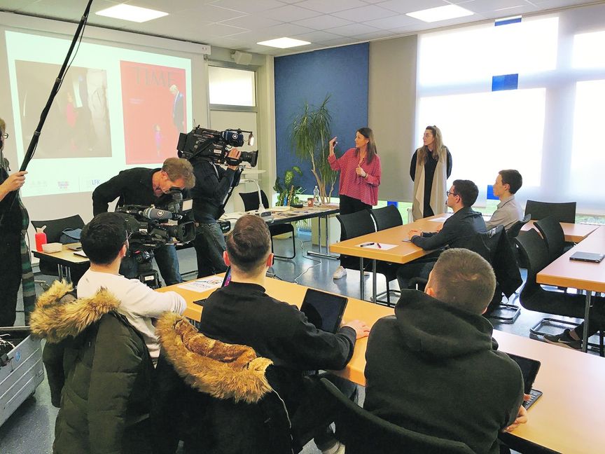 SWR-Korrespondentin Sabrina Fritz und Filiz Tokat vom Landesmedienzentrum berichten vor laufenden Kameras über „Fake News“ beim SWR-Workshop an der Gottlieb-Daimler-Schule 1. Bild: z