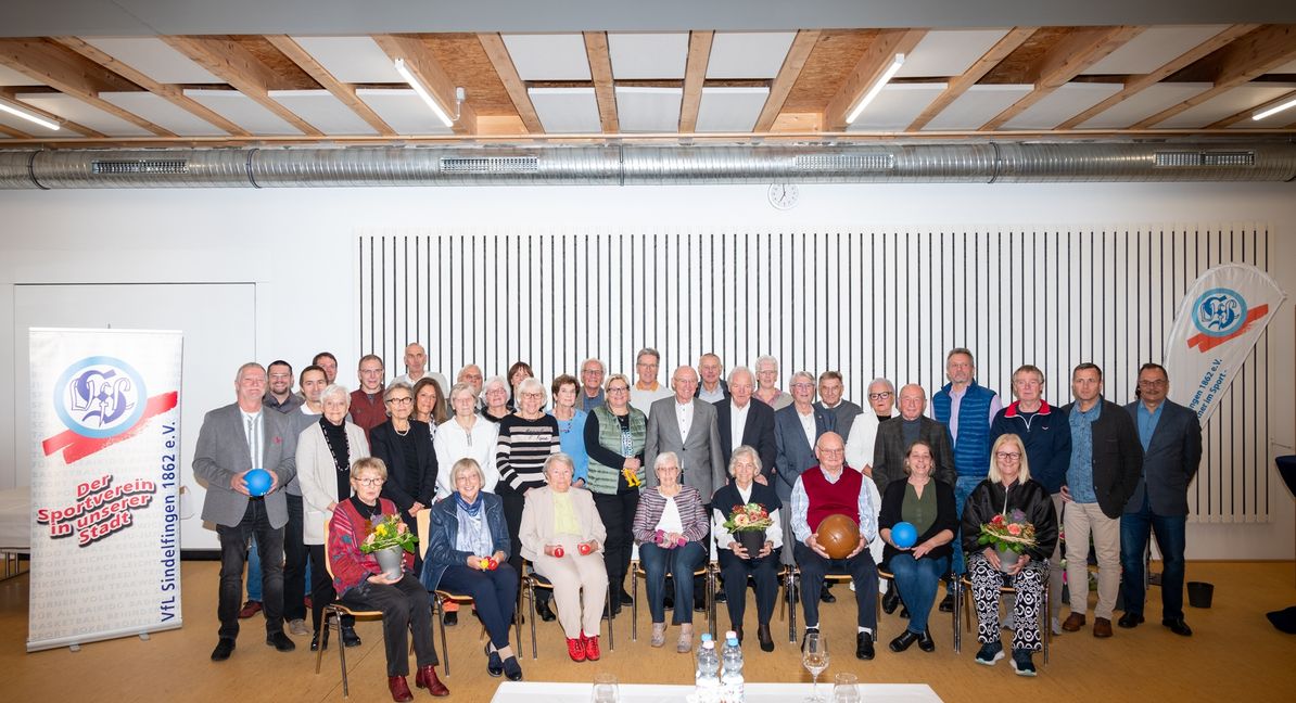 Teil einer großen Vereinsfamilie. 65 Sportler gehörend seit 40 beziehungsweis 50 Jahre zum VfL Sindelfingen wie das Floschenstadion in die Rosenstraße. Bild: Nüßle
