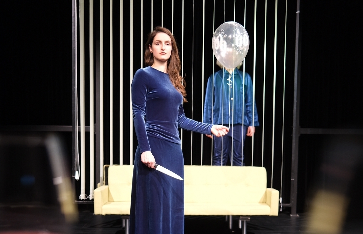 Eine Bühnenfassung des Spielfilms „Das Fest“ spielt das Böblinger DAT-Theater im städtischen Feierraum ab Samstag. Bild: z