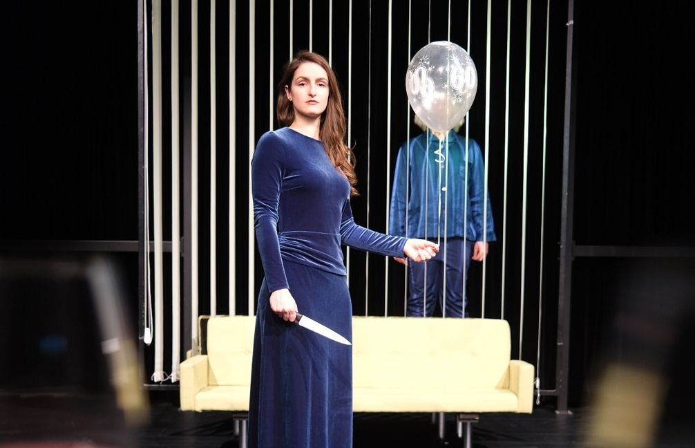 Eine Bühnenfassung des Spielfilms „Das Fest“ spielt das Böblinger DAT-Theater im städtischen Feierraum ab Samstag. Bild: z