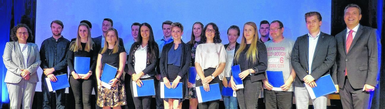 Die von der IHK besonders ausgezeichneten Auszubildenden, weil sie bei der Abschlussprüfung mit 1,4 oder besser abschnitten, eingerahmt von Marion Oker (links), Leitende Geschäftsführerin der IHK-Bezirkskammer Böblingen, und Andreas Hadler, Unternehmer und Präsident der Bezirkskammer. Bild: z