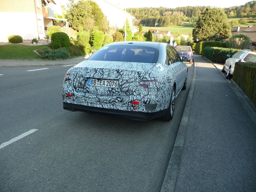 Das Heck der neuen S-Klasse. Rückleuchten und Blinker sind nicht mehr wie beim heutigen Modell auch am Kofferraumdeckel angebracht.