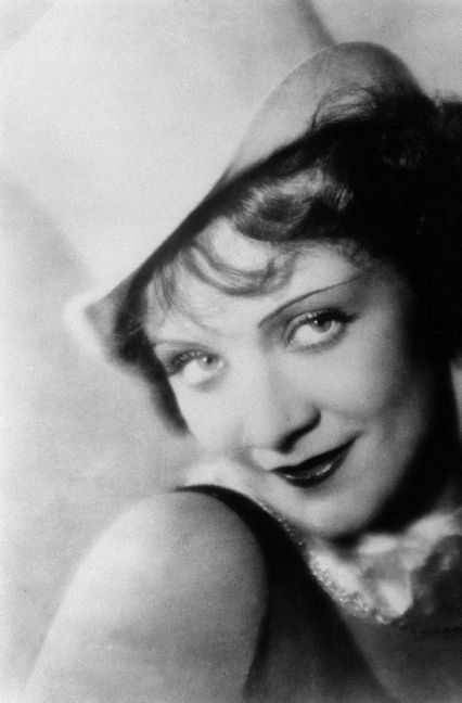 Zum Beispiel   „Professor Unrat“. Heinrich Mann war mit dem 1904 geschriebenen, 1905 erschienenen Roman schlagartig bekannt geworden. Ein Archivbild aus dem Jahr 1930 zeigt Marlene Dietrich in ihrer Rolle in der Roman-Verfilmung  „Der Blaue Engel“. Foto: AP