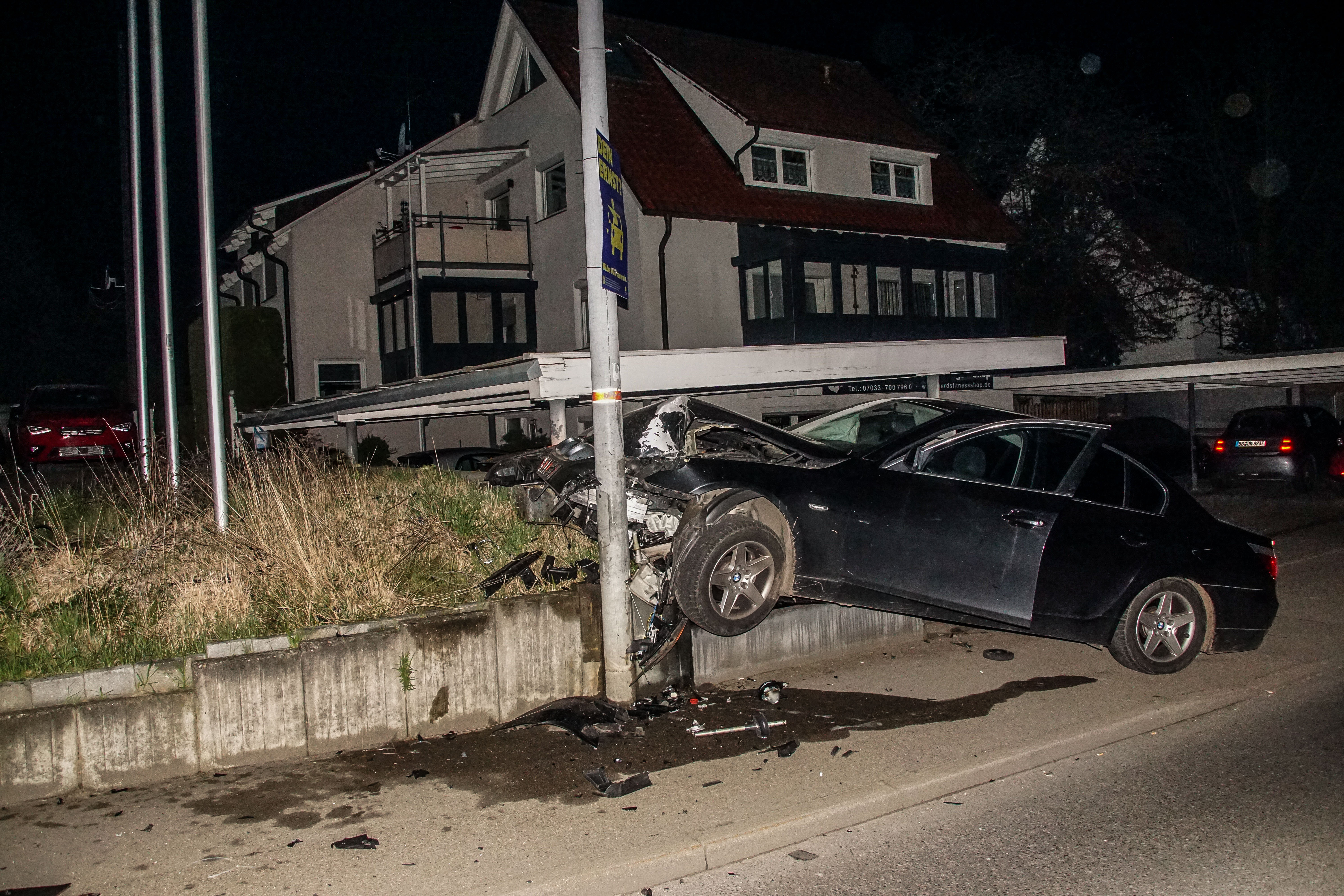Der BMW war nach dem Unfall nicht mehr fahrbereit und musste abgeschleppt werden. Bild: SDMG/Dettenmeyer