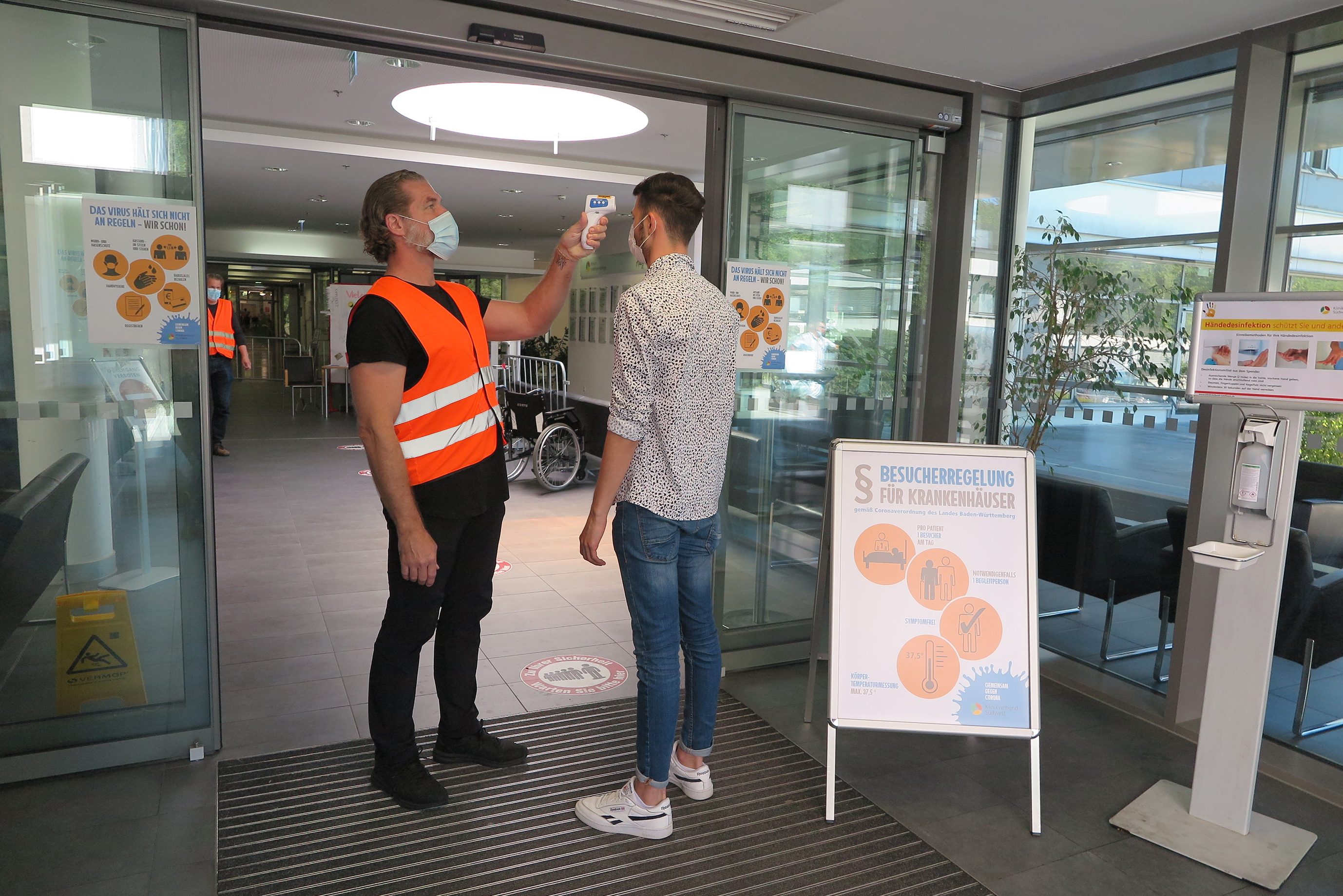 Michael Knese von der Sicherheitsabteilung des Klinikverbunds Südwest misst gemeinsam mit seinem Team von jedem Besucher und Patienten im Sindelfinger Krankenhaus die Temperatur. Bild: Groß