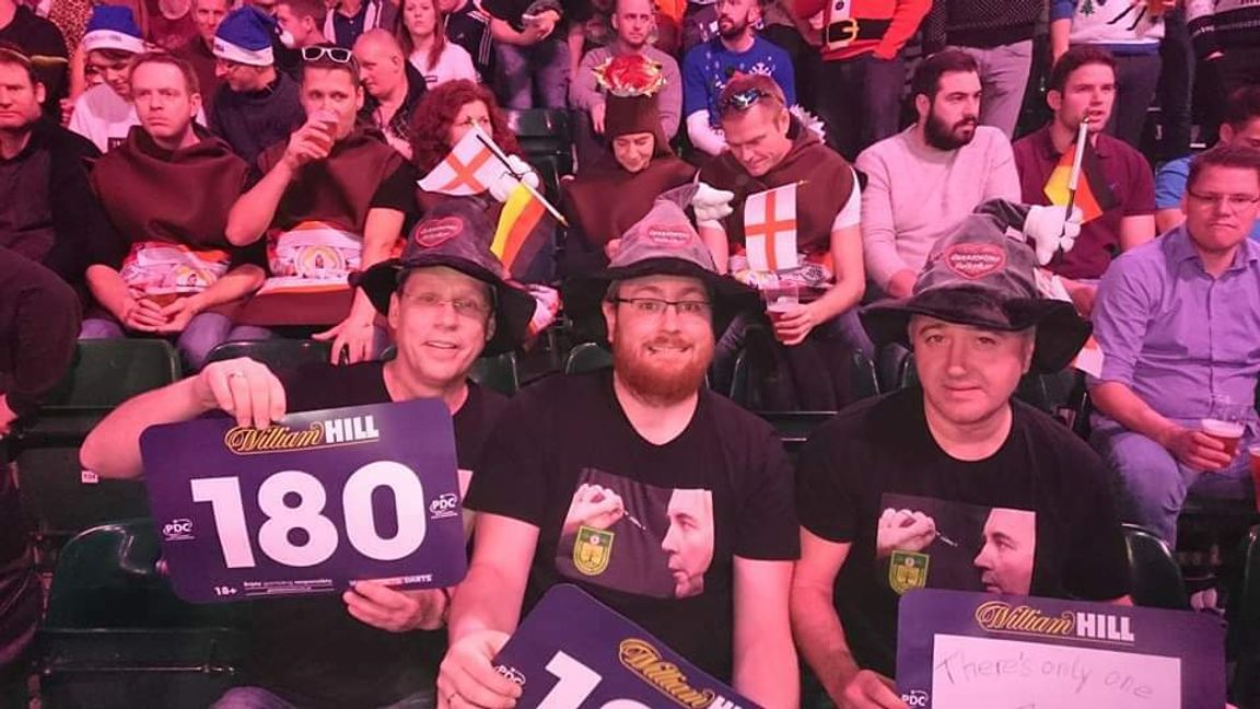 Drie Schützen aus Schönaich bei der Darts-WM: Thommy Rupp, Max Seidel und Oliver Binder (von links). Bild: z