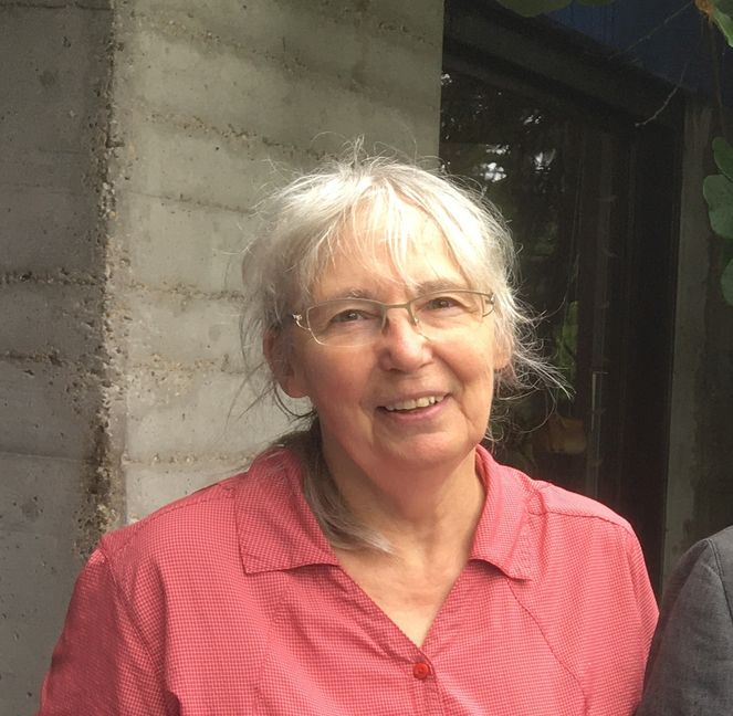 Sylvia Weller-Pahl führt durch die Schau in der Martinskirche. Bild: P. Bausch