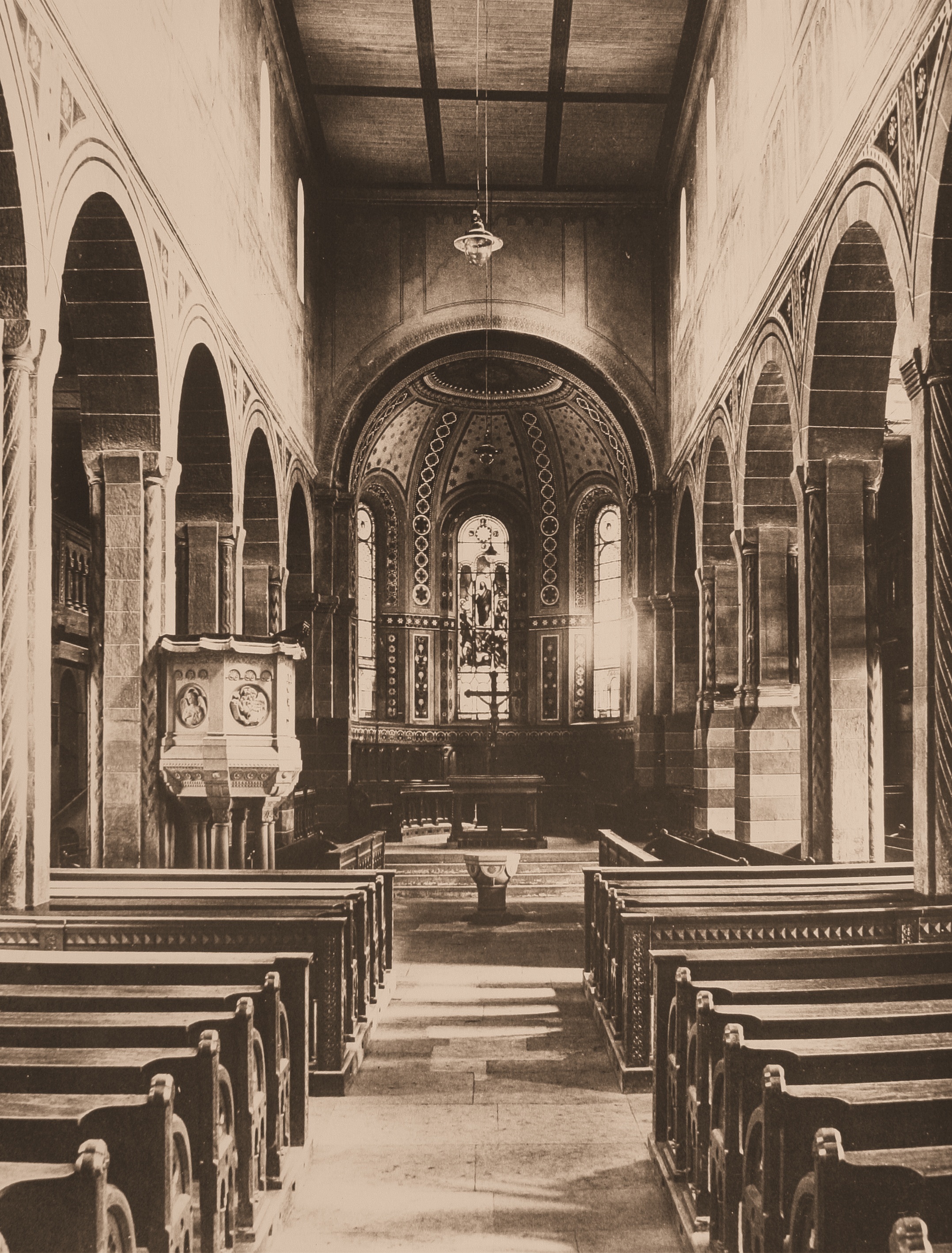 Kanzel in der Höhe, Ornamente im Altarraum und neoromanische Kirchenbänke: So hat die Martinskirche 1865 nach der Leins-Renovierung ausgesehen.   Bild: Archiv Martin Körner/P. Bausch