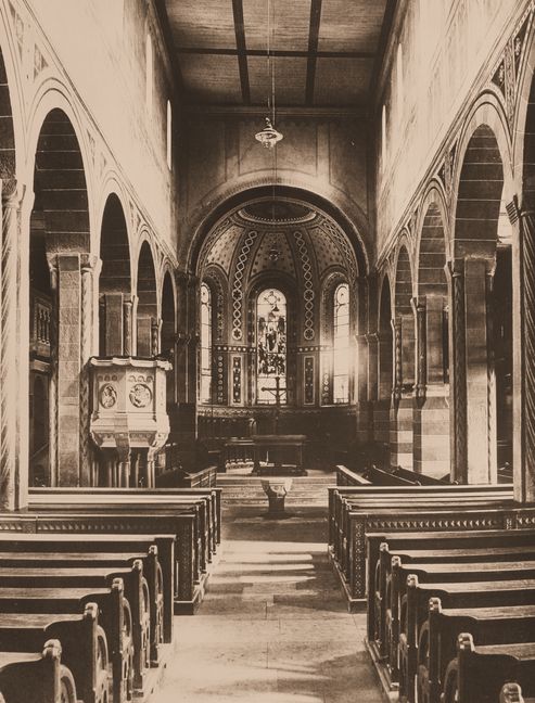 Kanzel in der Höhe, Ornamente im Altarraum und neoromanische Kirchenbänke: So hat die Martinskirche 1865 nach der Leins-Renovierung ausgesehen. Bild: Archiv Martin Körner/P. Bausch