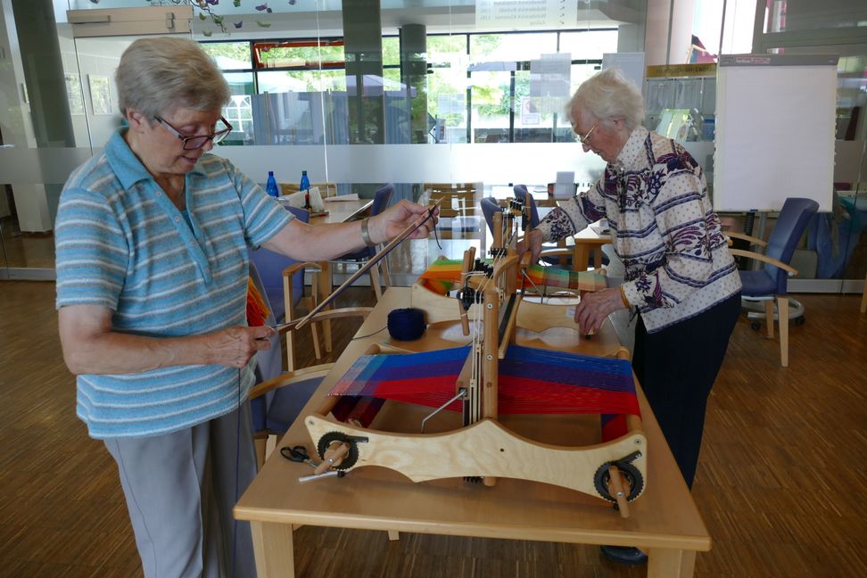 Seit sechs Wochen treffen sich kreative Menschen im Sindelfinger Seniorenzentrum Haus Augustinus, reden über Farben und verweben sie. Am Freitag gibt es einen Rückblick und dann schneidet Webmeisterin Ursula Ebel alles ab. Bild: Lück