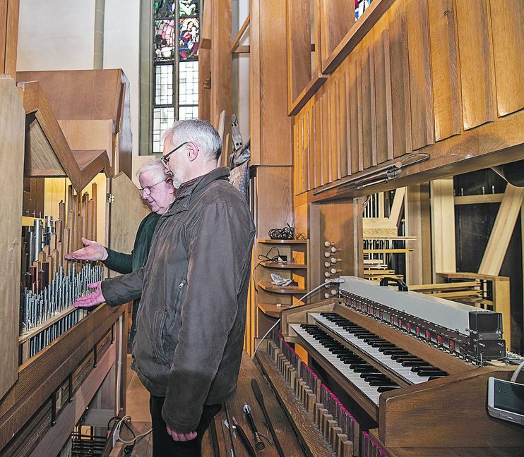 Pfarrer Dieter Heugel (rechts) und Orgelbaumeister Gerhard Lenter werfen einen Blick auf die Pfeifen der Magstadter Orgel. Bild: Richter