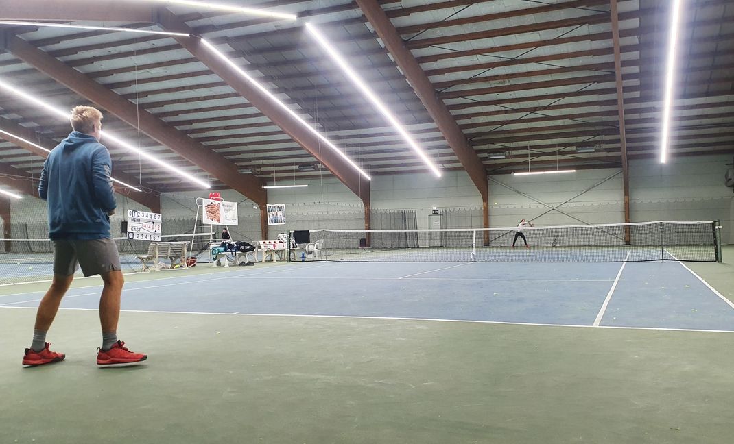Beim Energiesparen ist der Sport längst in Bewegung. Mit moderner LED-Beleuchtung halbiert die Tennisabteilung des VfL Sindelfingen in der alten Tennishalle den Verbrauch.          Bild: Wegner