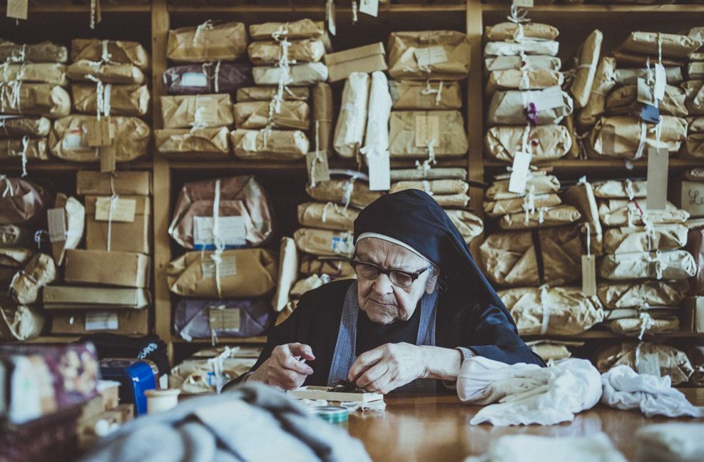 Die 87-jährige Schwester Walburga macht noch Näharbeiten.