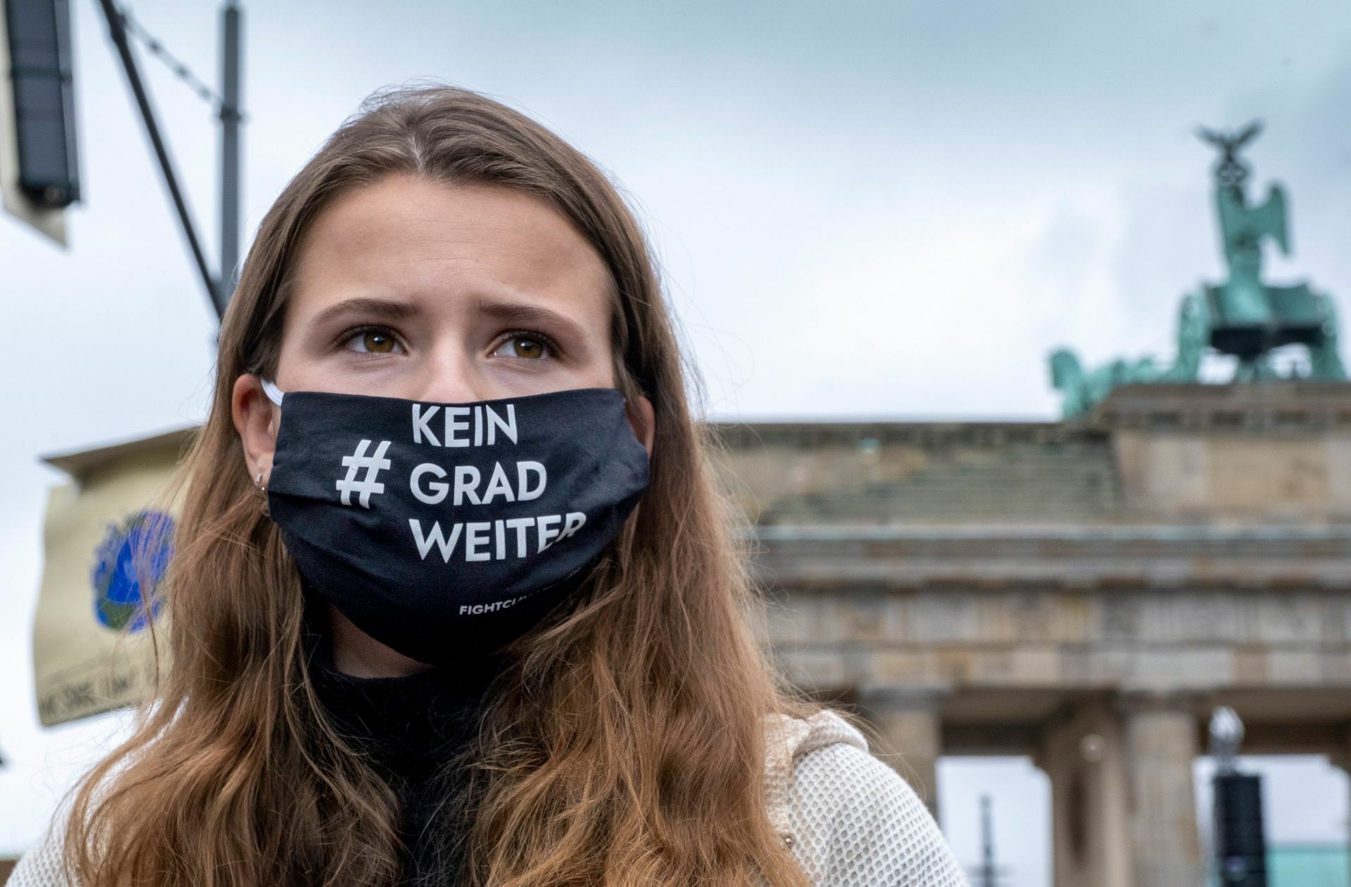 Die 24-Jährige Aktivistin Luisa Neubauer, hier bei einer Demonstration am Brandenburger Tor in Berlin, spricht  in ihrem Podcast „1,5 Grad“ mit verschiedenen Gästen.