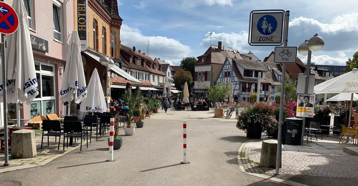 Die Poller in der Grabenstraße werden um einige Meter weiter in die Straße versetzt und das Halteverbot wird teilweise aufgehoben: Dadurch wird ein ein Teil der Parkplätze rund um den Wettbachplatz wieder hergestellt. Bild: Haar