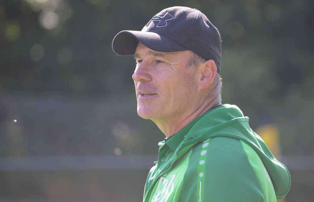 Trainer Dieter Grieb sieht beim 0:2 in Gechingen die Ampelkarte. Bild: Zvizdic