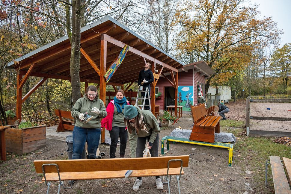 Runter mit dem alten Lack, rauf mit der neuen Farbe. Jedes Jahr werden die Bänke wieder auf Vordermann gebracht. Bild: Nüßle