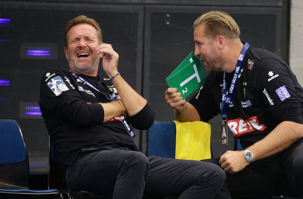 Verstehen sich gut: Martin Schwalb und der Sportlicher Leiter Oliver Roggisch. Foto: Baumann