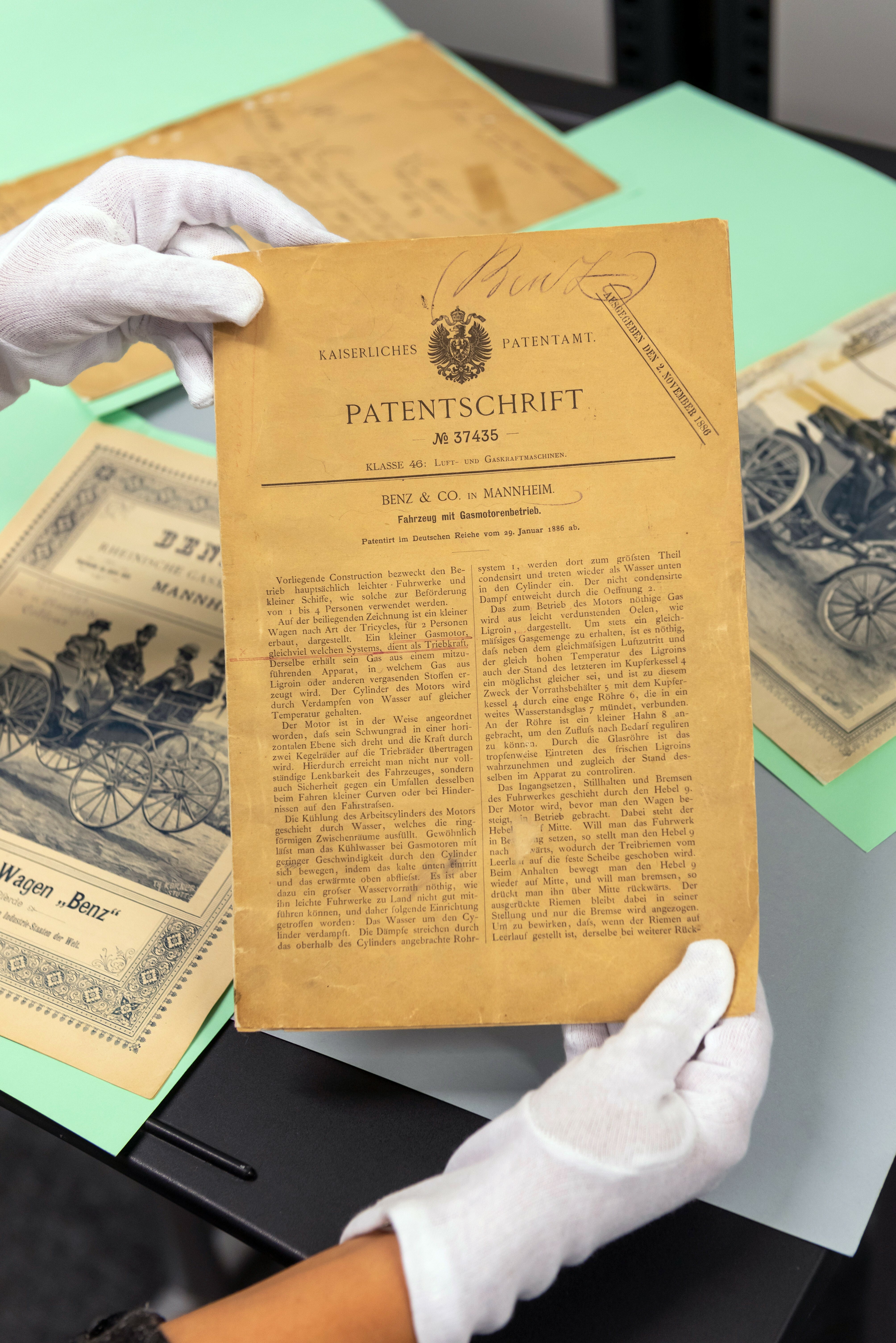 Archive von Mercedes-Benz Classic in Fellbach. Patentschrift zum Benz Patent-Motorwagen aus dem Jahr 1886 mit der Unterschrift von Carl Benz – die Geburtsurkunde des Automobils. (Fotosignatur der Mercedes-Benz Archive: _TSC0643)
Mercedes-Benz Classic archives in Fellbach. Patent specification for the Benz Patent Motor Car from 1886 with the signature of Carl Benz – the birth certificate of the car. (Photo signature in the Mercedes-Benz archives: _TSC0643)
 MediaPortal Daimler AG