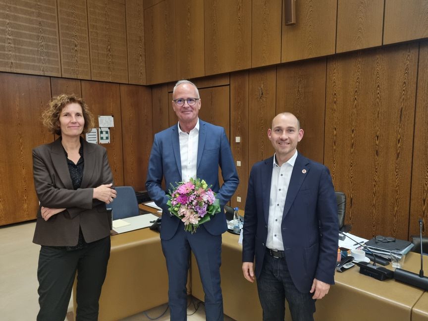 Sindelfingens Baubürgermeisterin Dr. Corinna Clemens und Böblingens Oberbürgermeister Dr. Stefan Belz (rechts) mit dem künftigen Zweckverbands-Geschäftsführer Klaus Betz. Bild: Hamann