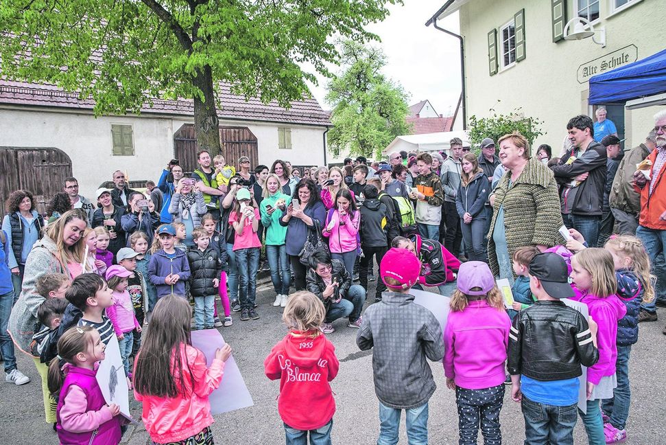 Unter dem Maibaum singen die Kindergartenkinder aus Lehenweiler.  Bild: Richter