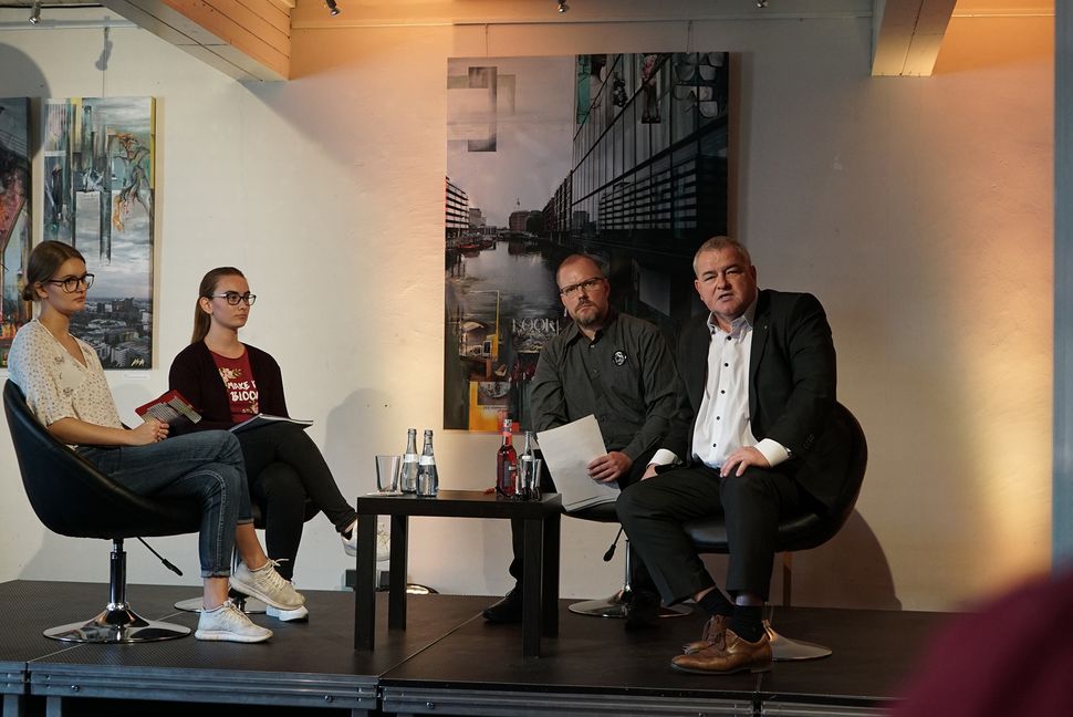 Die Schülerinnen Julia Schmidt und Nadja Lutz vom Max-Planck-Gymnasium und Moderator Steffen Volkmer ppsrachen mit Prof. Dr. Axel Prokop (rechts) über das Gesundheitssystem. Bild: Heiden