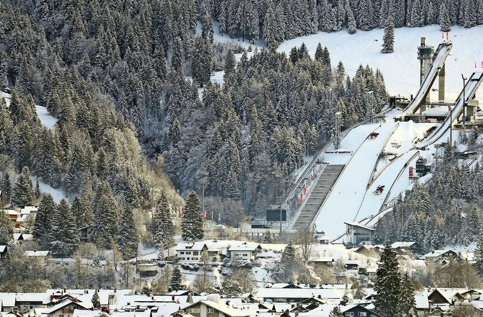 Oberstdorf mit seinen Skischanzen zeigt sich schneebedeckt, aber es geht  viel ruhiger zu  als sonst in dieser Zeit.