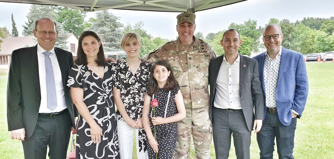 Ein Bild fürs Album: Sindelfingens Oberbürgermeister Dr. Bernd Vöhringer, Meghan, Abigail, Lina und Matthew Ziglar, Böblingens Oberbürgermeister Dr. Stefan Belz und dessen Lebensgefährte Manuel Zimmerer.     Bild: Wegner