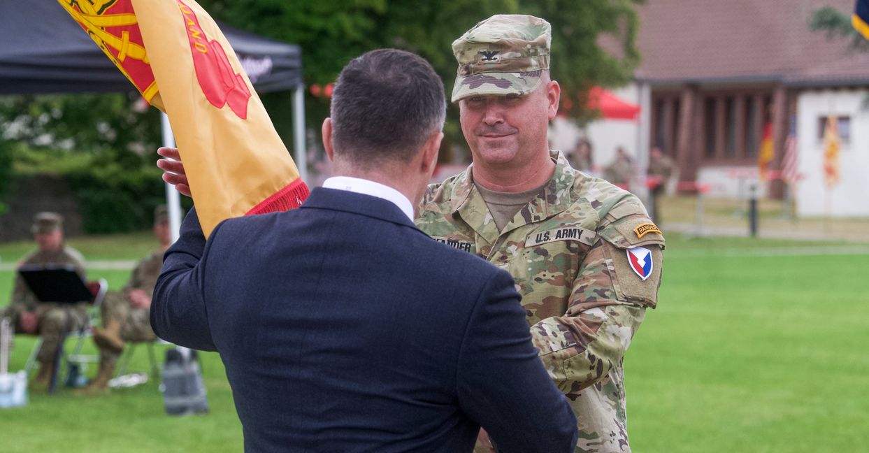 Der neue Standortkommandant Kirk Alexander nimmt auf dem Washington Square in den Patch Barracks in Vaihingen die Garnisonsfahne entgegen.    Bild: US Army/Balmina Sehra