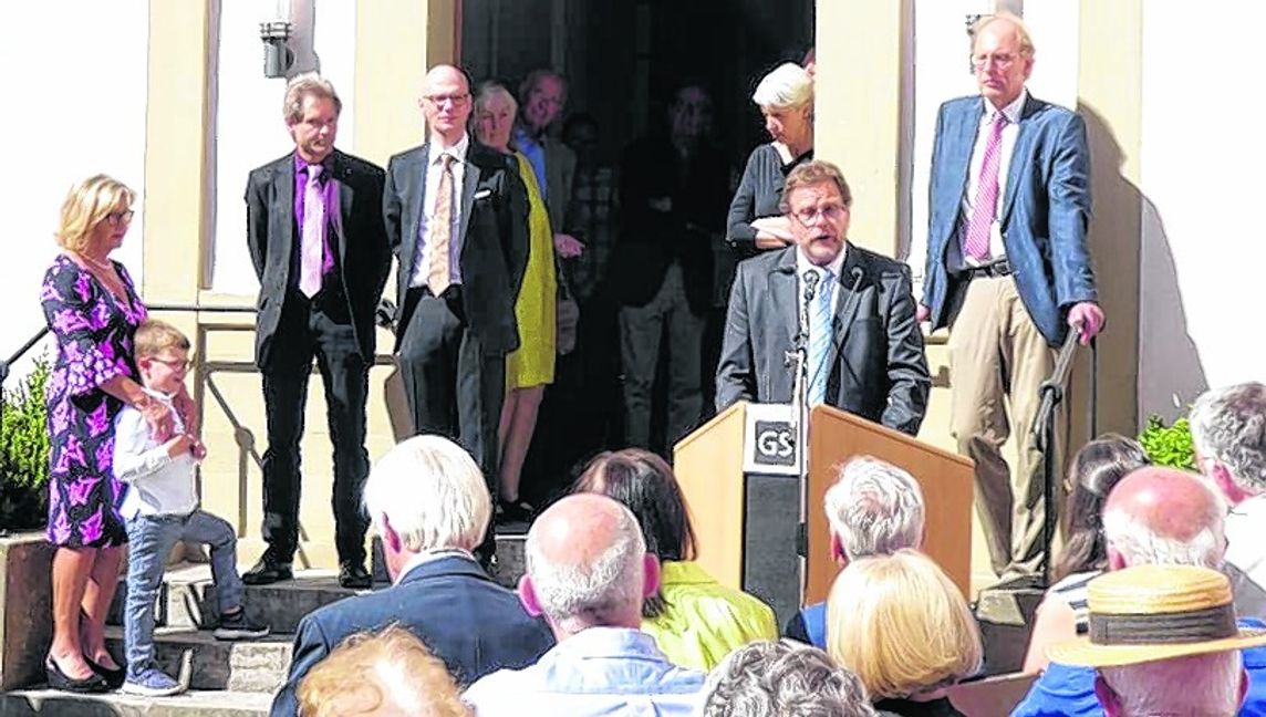 Hilla Schlichtenmaier, Günter Baumann, Kay Kromeier, Kuno und Bert Schlichtenmaier (von links) sind ab 1. Juli die fünf geschäftsführenden Mitgesellschafter der Galerie, die seit 40 Jahren im Dätzinger Schloss residiert. Bild: P. Bausch