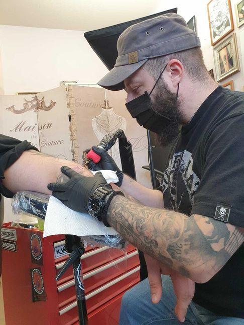 "The Rooster Ink"-Geschäftsführer Lois Theologos beim Tätowieren.   Bild: z