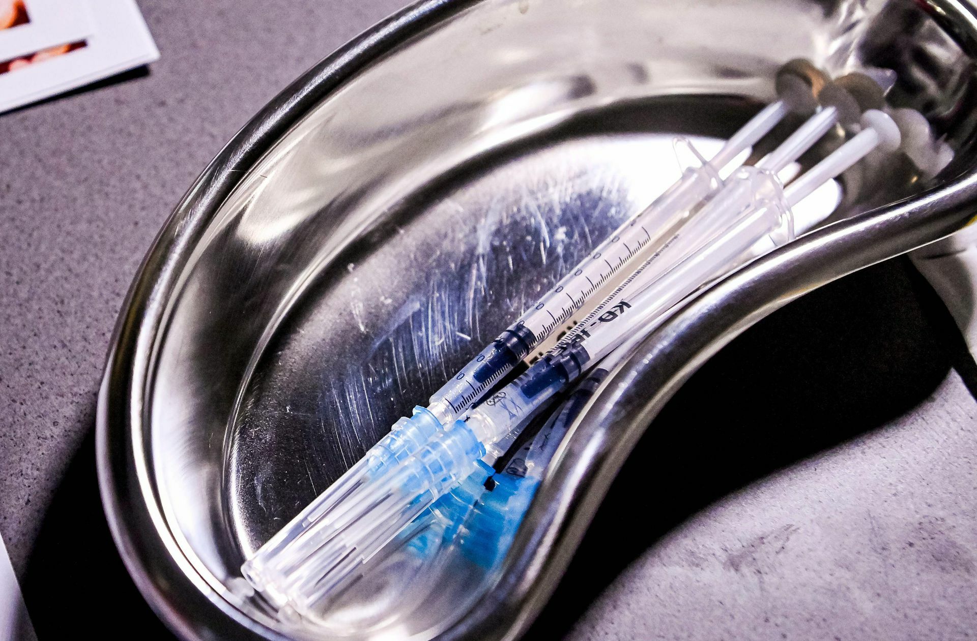 Spritzen mit dem Corona-Impfstoff der Firmen Biontech und Pfizer
