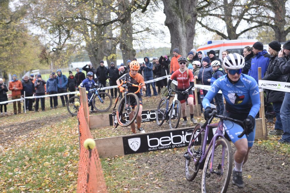Lisa Brandau (Mitte, orangener Helm) musste sich am Start hinten anstellen und kämpfte sich gleich in der ersten Runde an fast allen Konkurrentinnen vorbei. Bild: Reichert