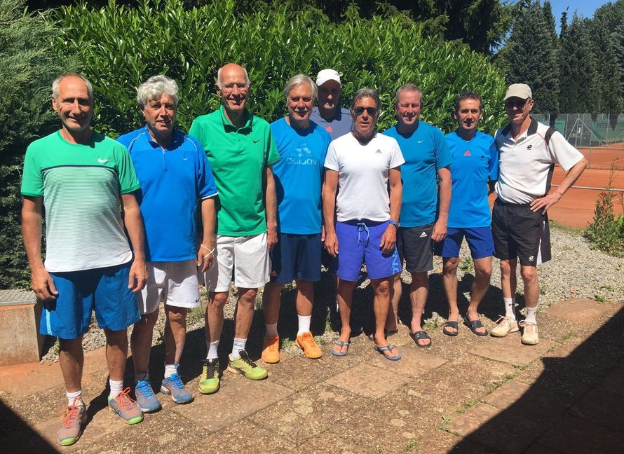Der komplette Aufstiegskader der Herren 60 mit v.l. Reiner Heck, Gerd Widmann, Karl-Heinz Walz, Joachim Lamparter, Thomas Röcker, Jürgen Döttling, Dieter Heck, Helmut Mumper und Wolfgang Hohl.
